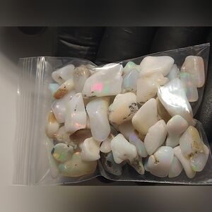 200 carats mixed natural opals